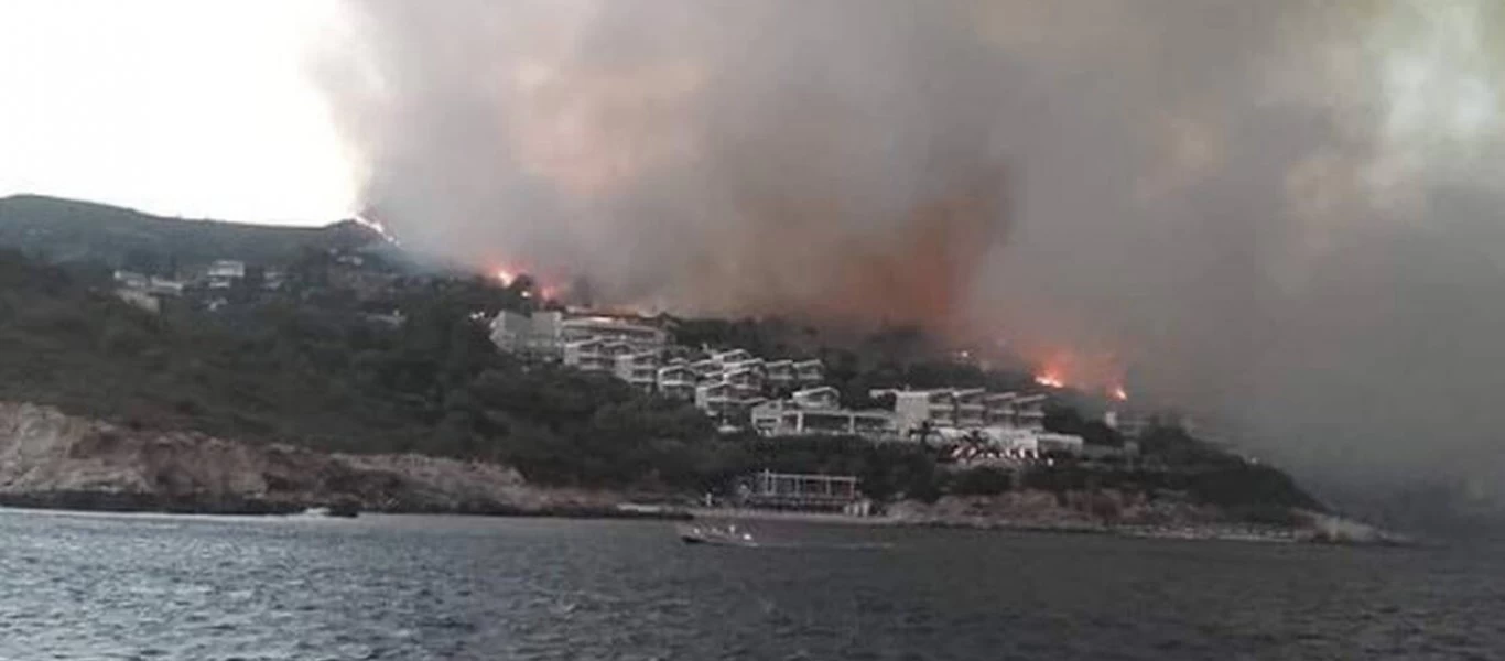 Σε εξέλιξη φωτιά σε δασική έκταση στο Βαθύ της Σάμου